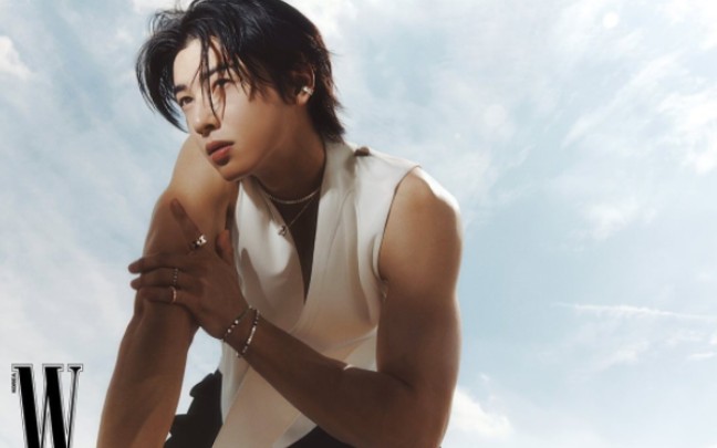 露胸肌的照片【车银优】