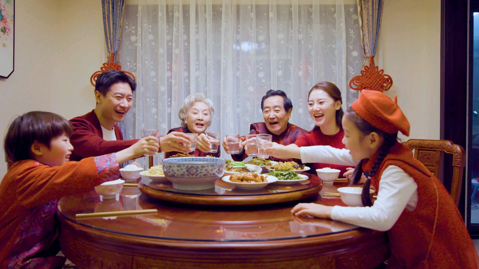 一家人一起吃饭的照片图片