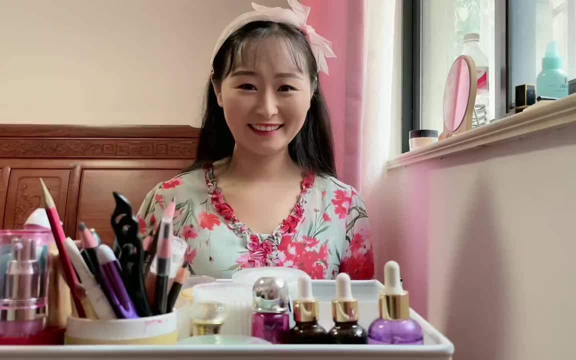 头一次饰演大反派,横店如兰有点激动,提前给自己画妆准备去现场