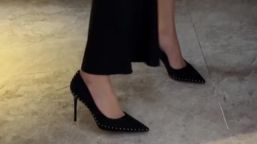 黑色绒面高跟鞋妥妥御姐范
