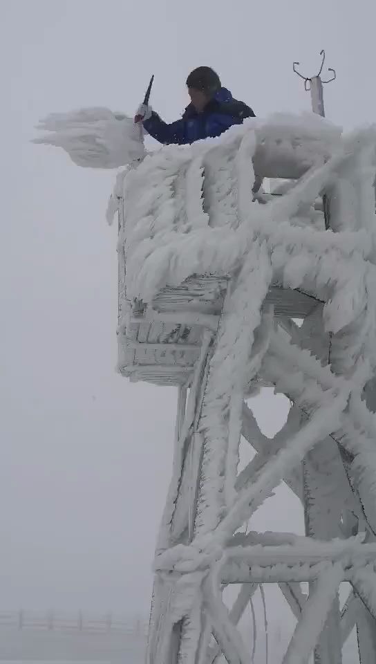 [图]现实版流浪地球！天池气象站冰雪被吹成风的形状，长白山下雪了