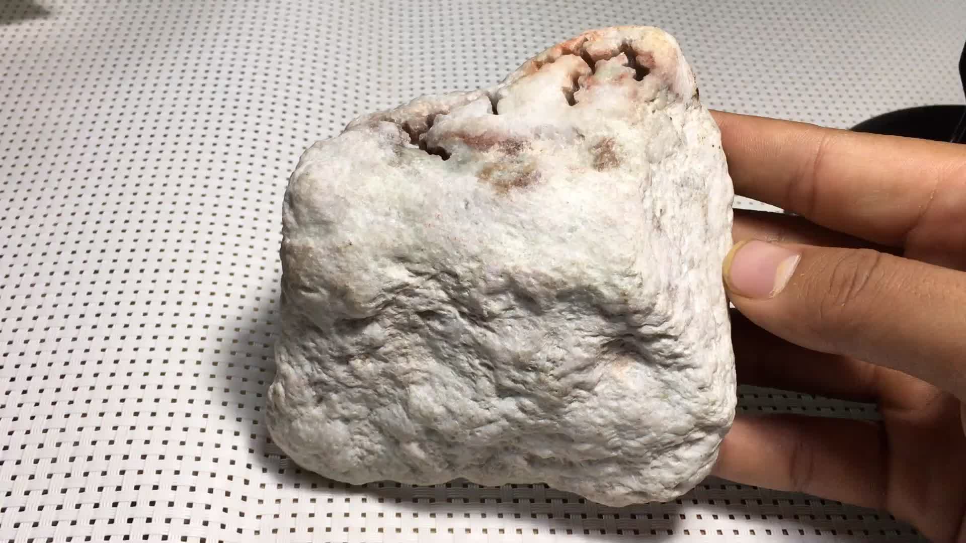 木那白岩砂翡翠原石,碰见这样的皮壳千万不要错过!