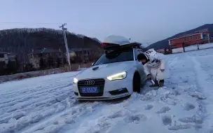 Скачать видео: 女司机陷车雪地，自救挖雪到天黑