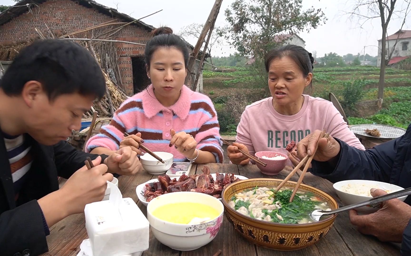 三嬢养的土鸭子长大了,今年第一批川味烟熏板鸭出锅啦!蒸上一只尝个鲜,全家夸赞味道好哔哩哔哩bilibili