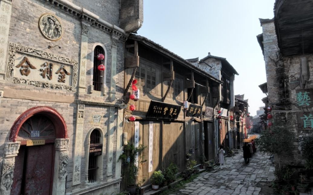 旗袍古街航拍铅山:旗袍遇见古街 古韵十足