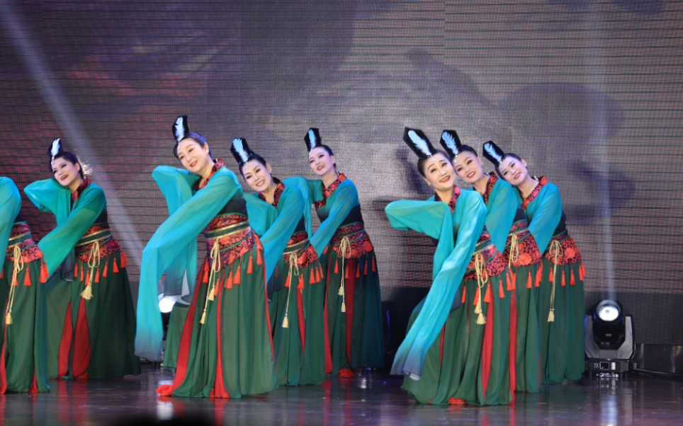 《踏歌》是以魏晋时期江淮女子形象为依据.