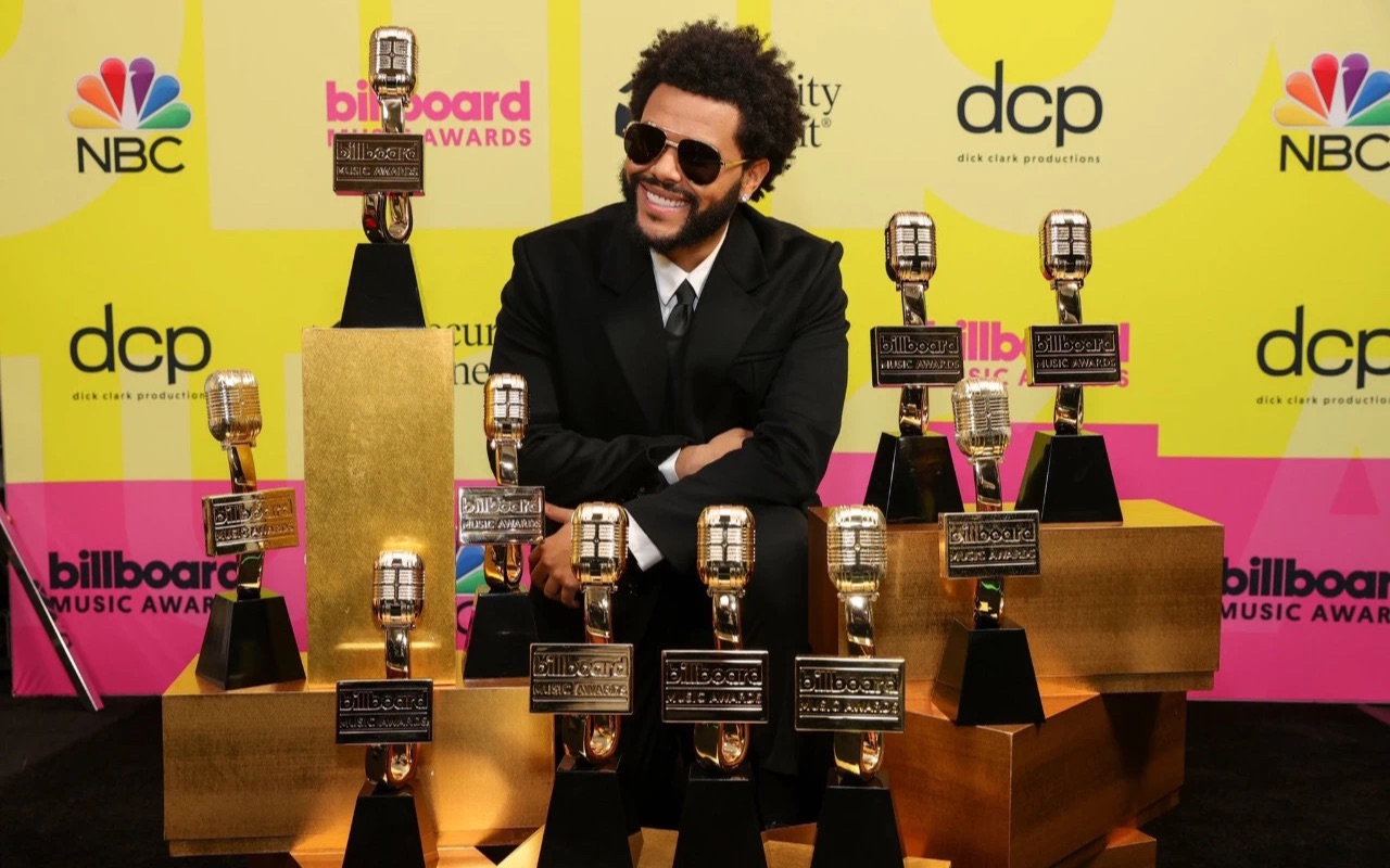 the weeknd – save your tears (live on the 2021 billboard music