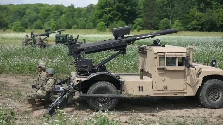 美军105毫米鹰眼榴弹炮武器系统(mws)实弹射击演习