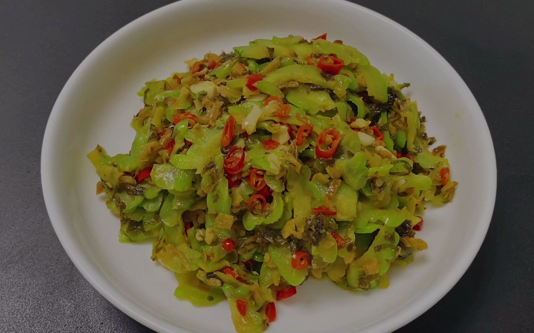 夏天要多吃苦瓜,加一点酸菜炒,秒变饭店特色菜,好吃又下饭!