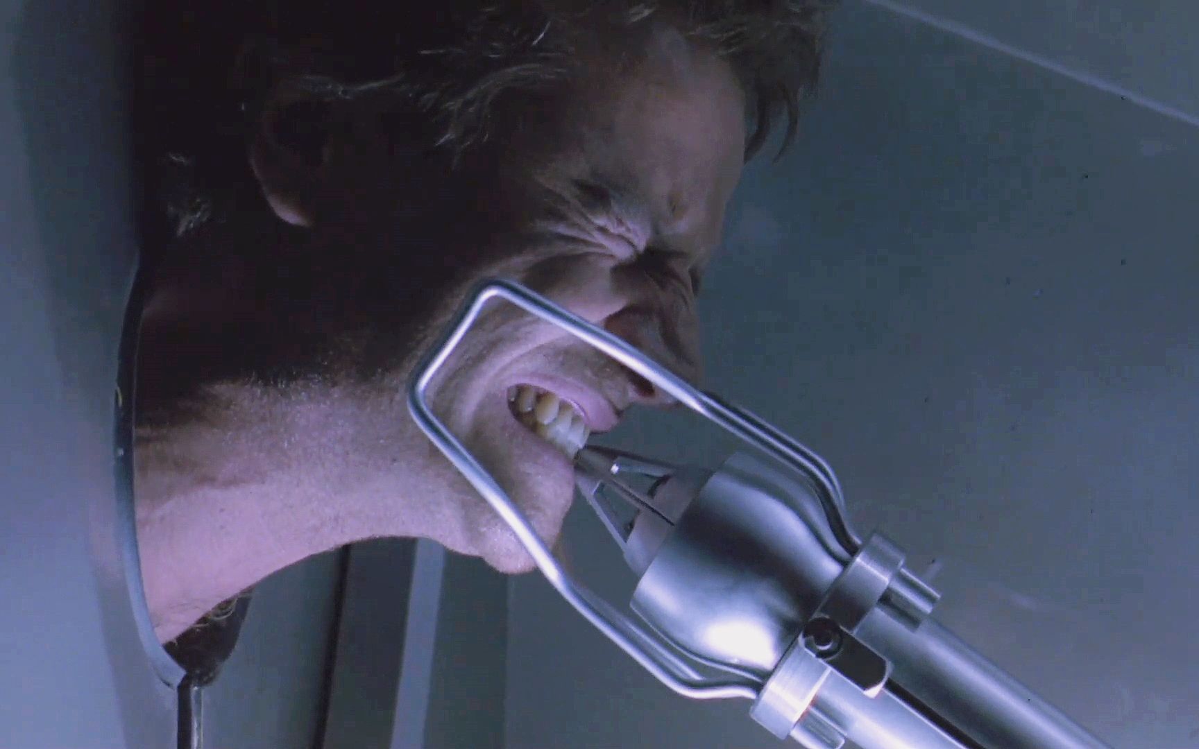 《魔鬼武器》逃无可逃的监狱!