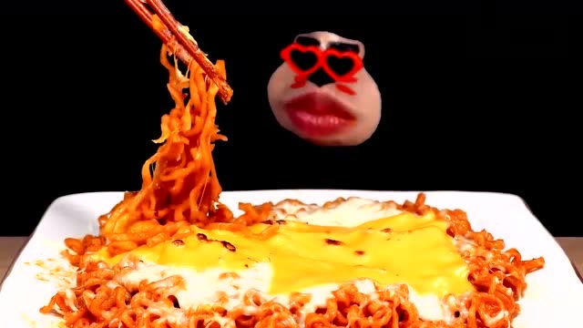 吃播韩国吃货小哥吃黏糊糊的芝士火鸡面大嘴巴吃的喷喷香