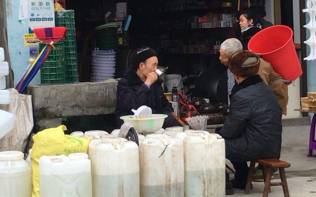 [图]农村老人卖白酒，边卖边喝，在旁的老人忍不住了