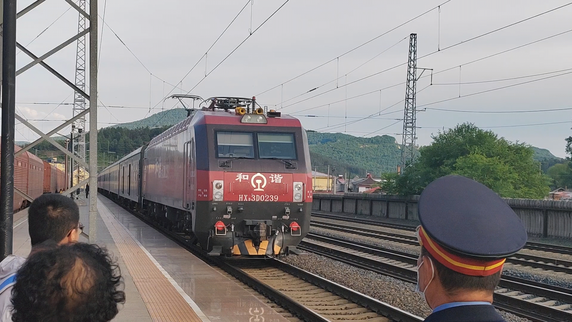 t298次列车横道河子进站