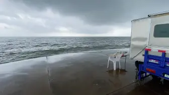 下载视频: 三轮房车露营海边 突降瓢泼大雨 小三轮终于扛不住了 车里全是水