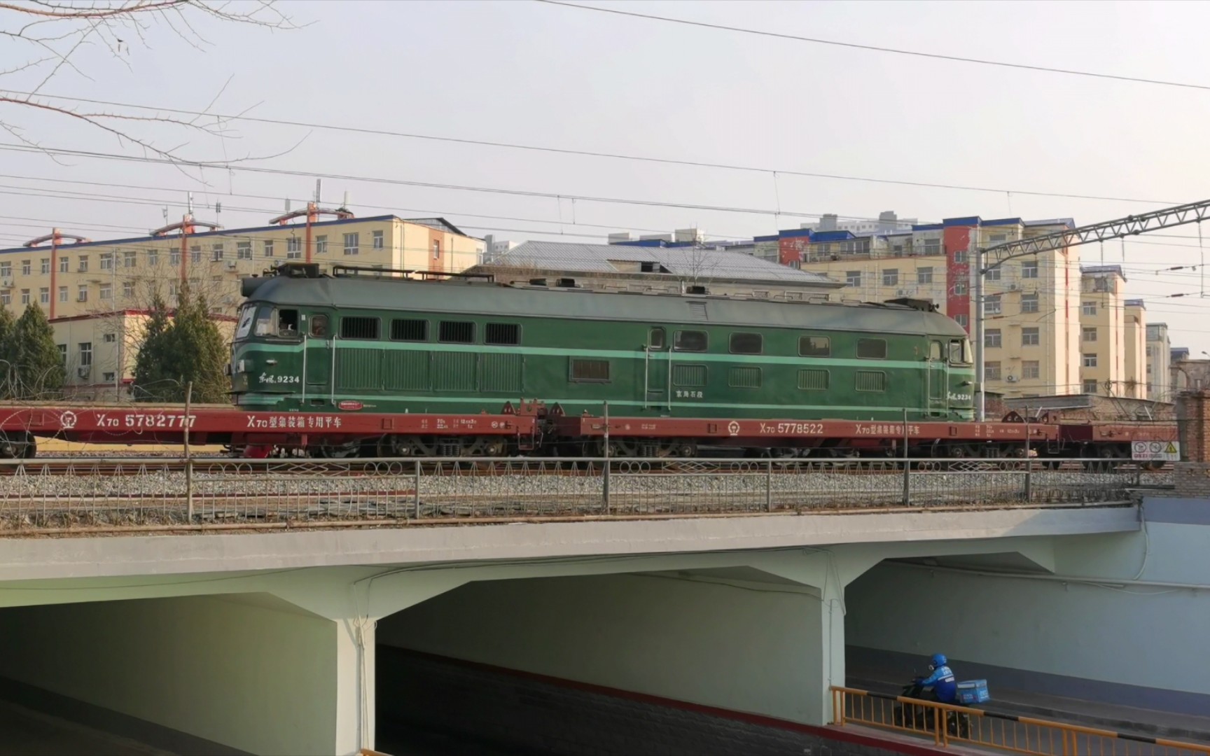 【铁路】内燃机车df4d-4112,df4b-9234通过地道桥