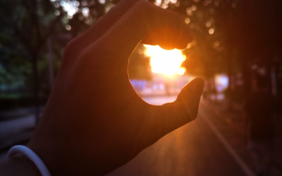 赶上落日的尾巴握日耍耍玩玩