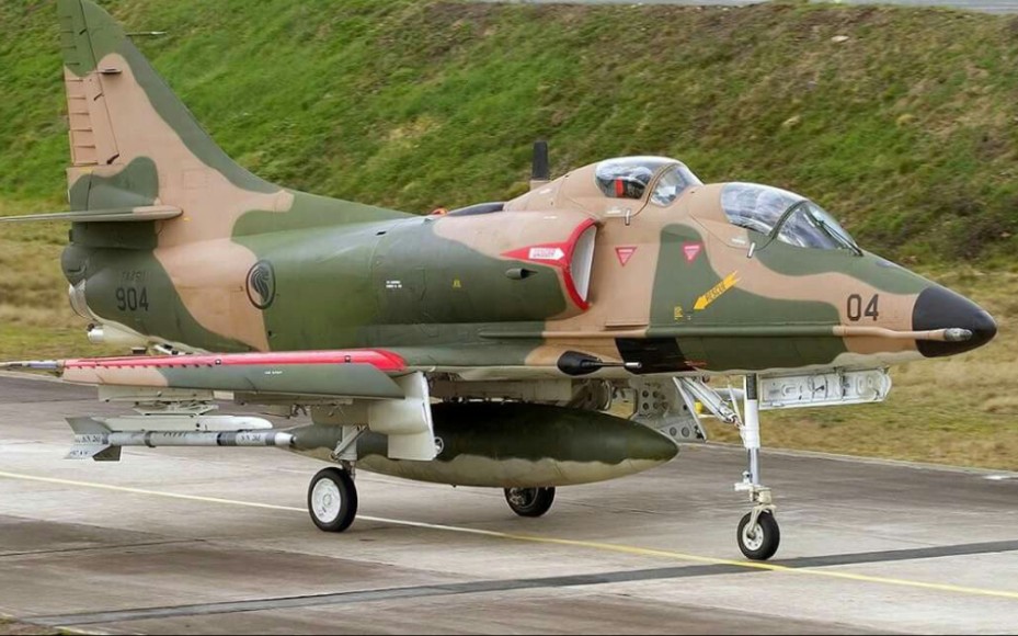 军事新加坡空军a4suta4su超级天鹰攻击机在澳大利亚训练