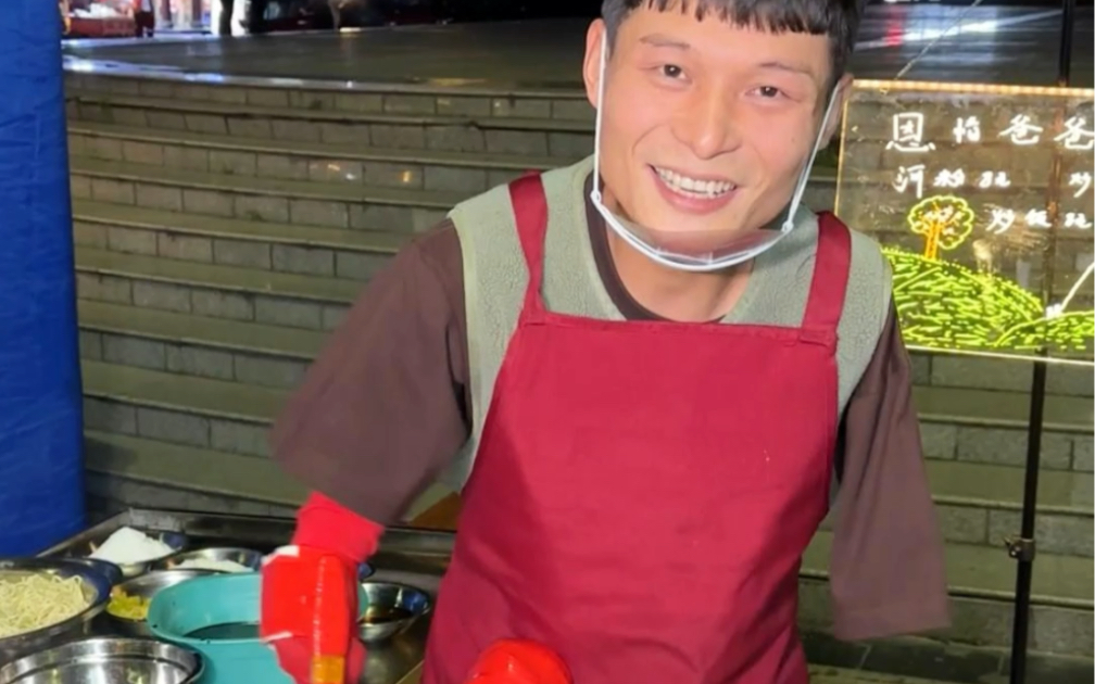 单亲独臂爸爸摆摊撑起一个家