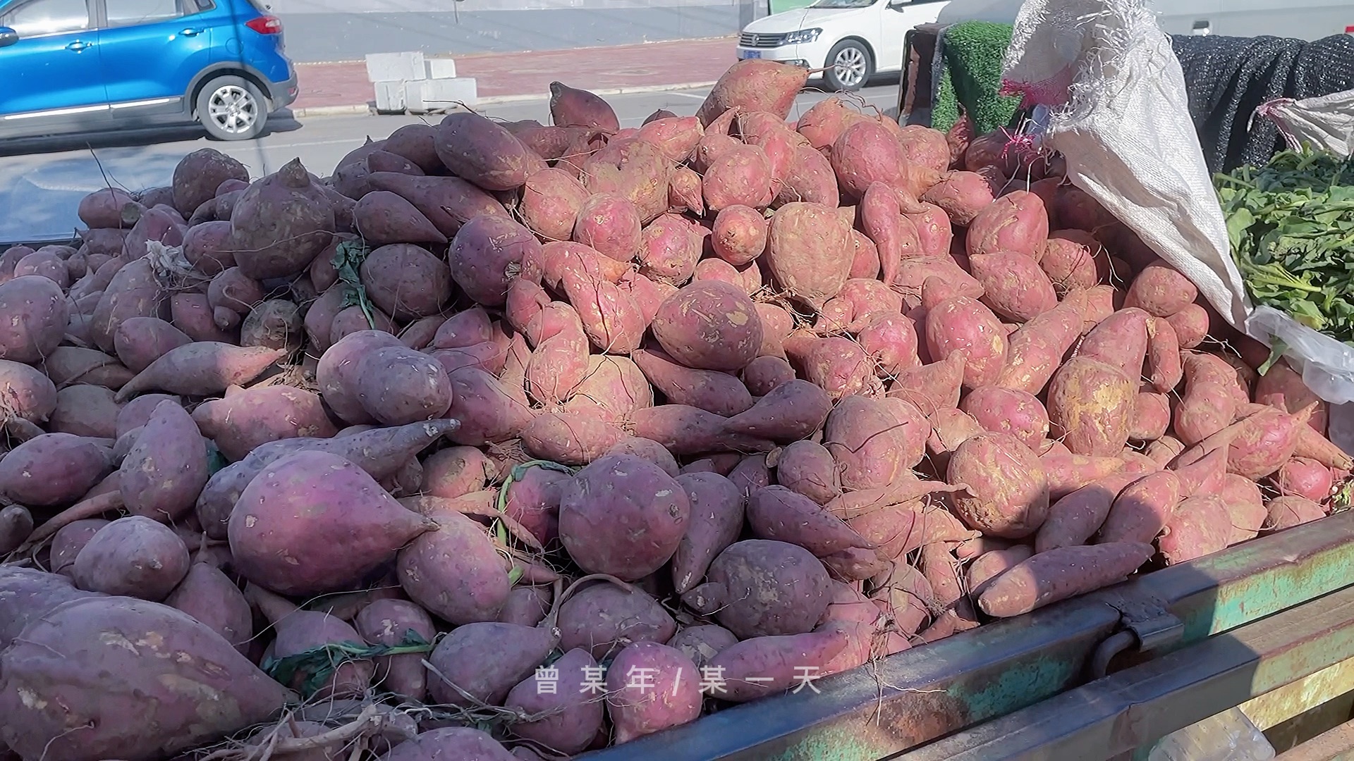 马路边遇到进城卖红薯的农民伯伯,买了些,希望他早点卖完早早回家.