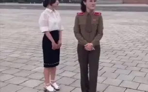 Descargar video: 旅游遇到的朝鲜女军官，英姿飒爽，这大概就是国人没有的气质