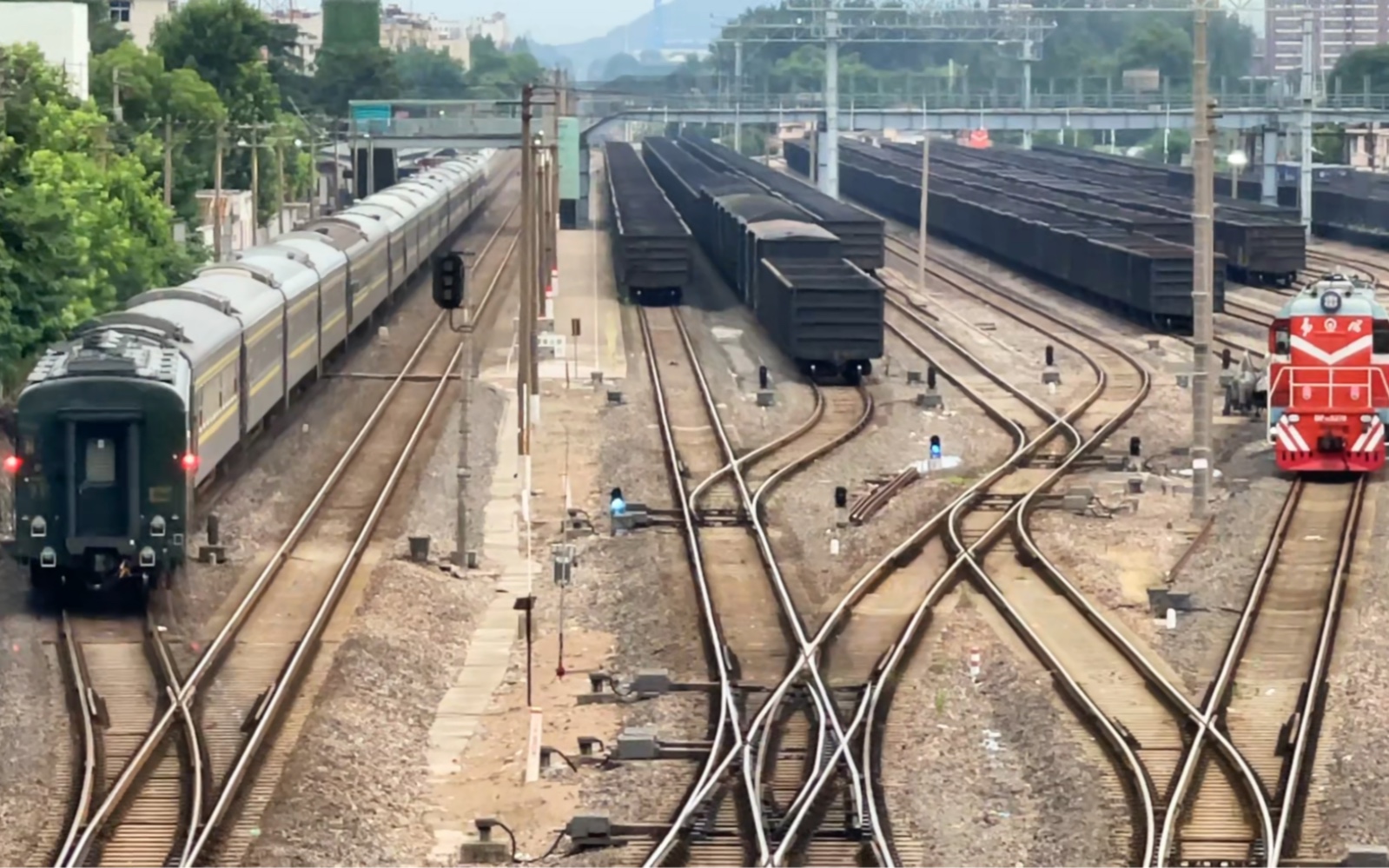 跃进桥上拍摄:k783次列车驶入马鞍山站.