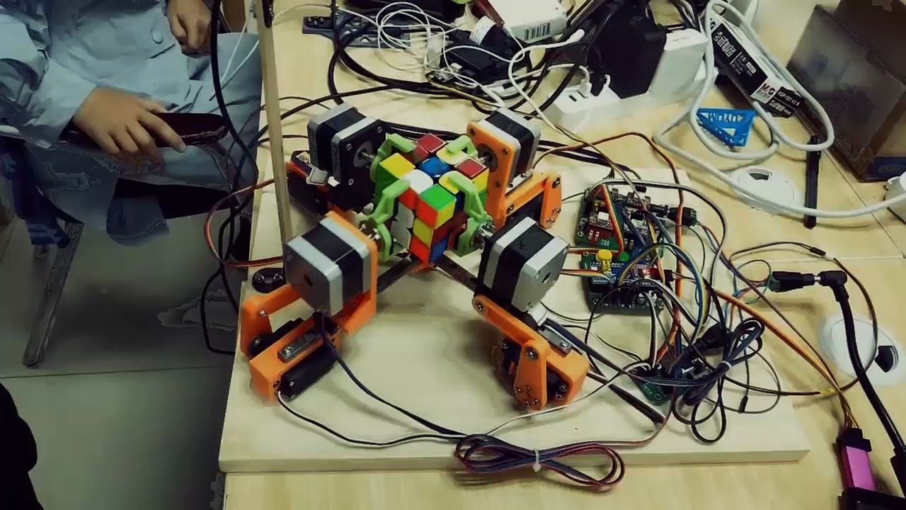 【自制】解魔方机器人演示(stm32 树莓派)