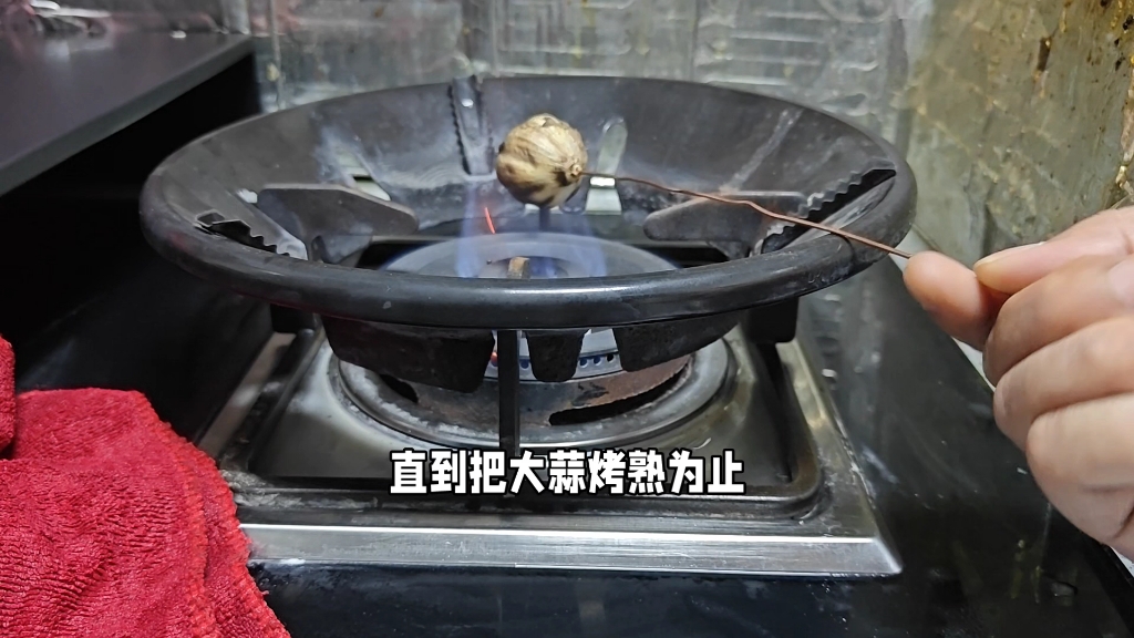 大蒜放在火上简单烤一烤,真厉害,就服老一辈的做法,看完涨知识