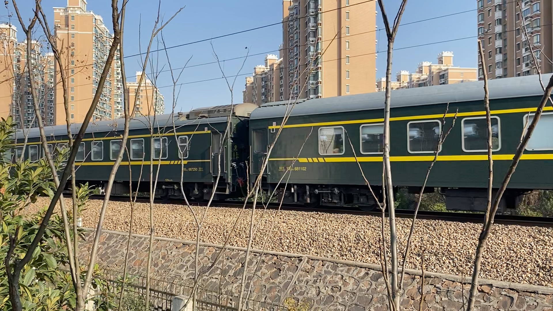 中国铁路上局徐段hxd1d0280牵引客列通过莲花路站