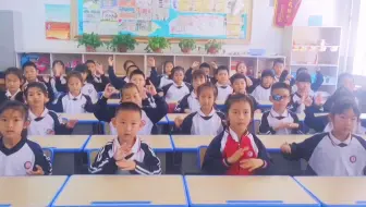 营口市建设小学老师自编桌舞 为孩子们放松身心