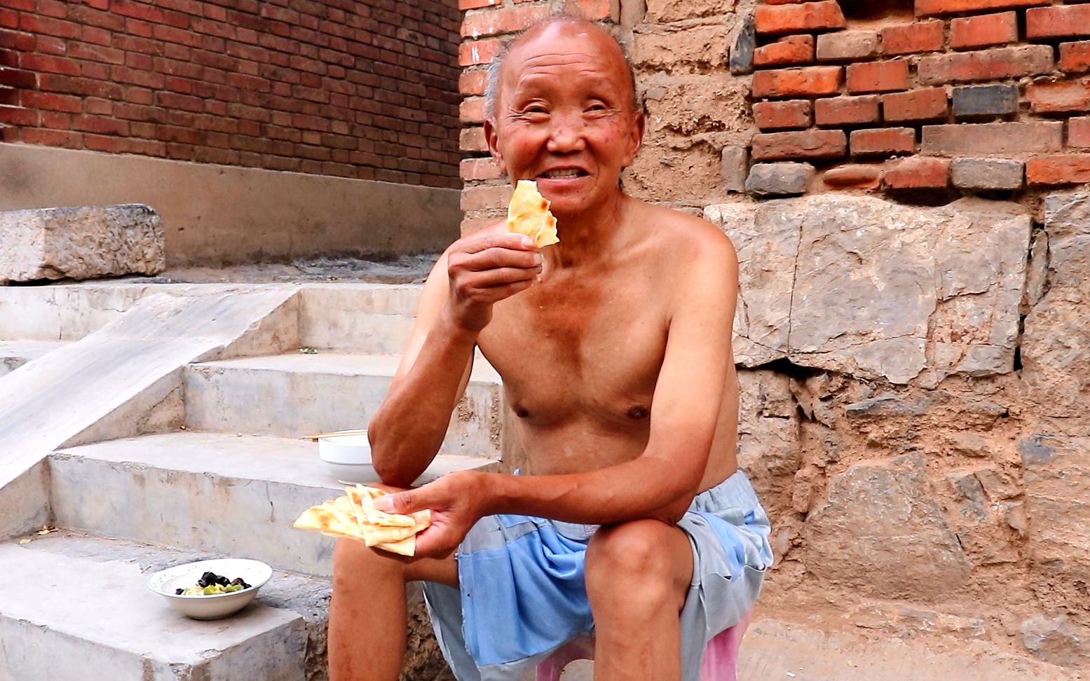 听说农民养老金又要涨了,71岁大爷说出生活标准,心愿能实现吗?