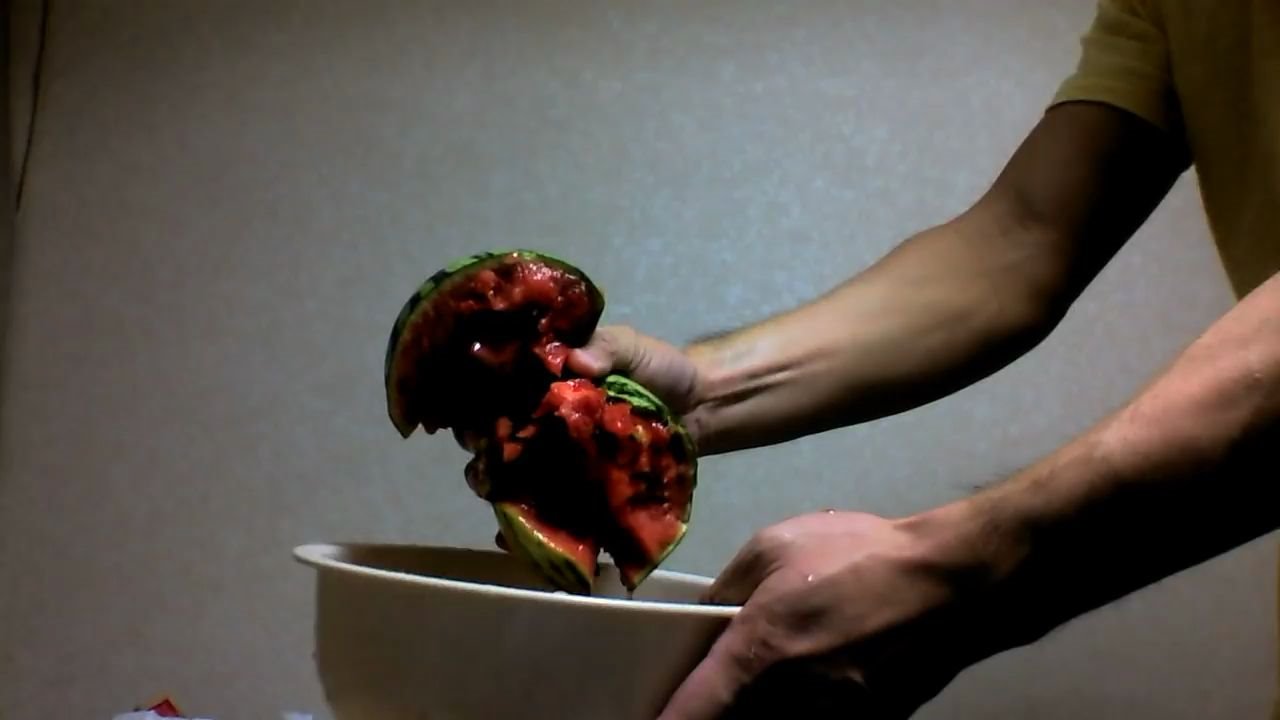 单手捏碎小型西瓜