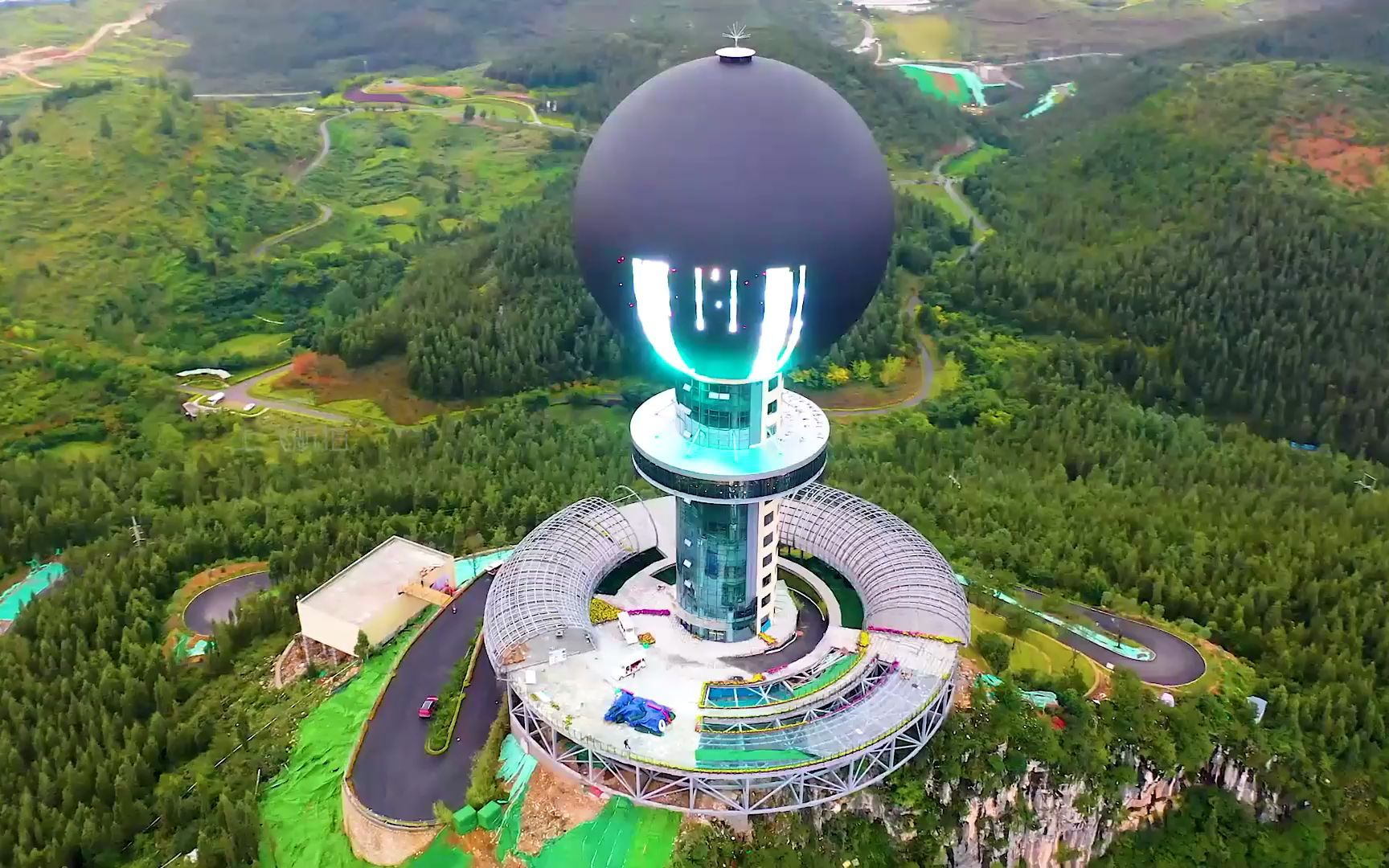 贵州最大人造月亮,坐落贵州盘州市月亮山,直径40m,面积超5000平米