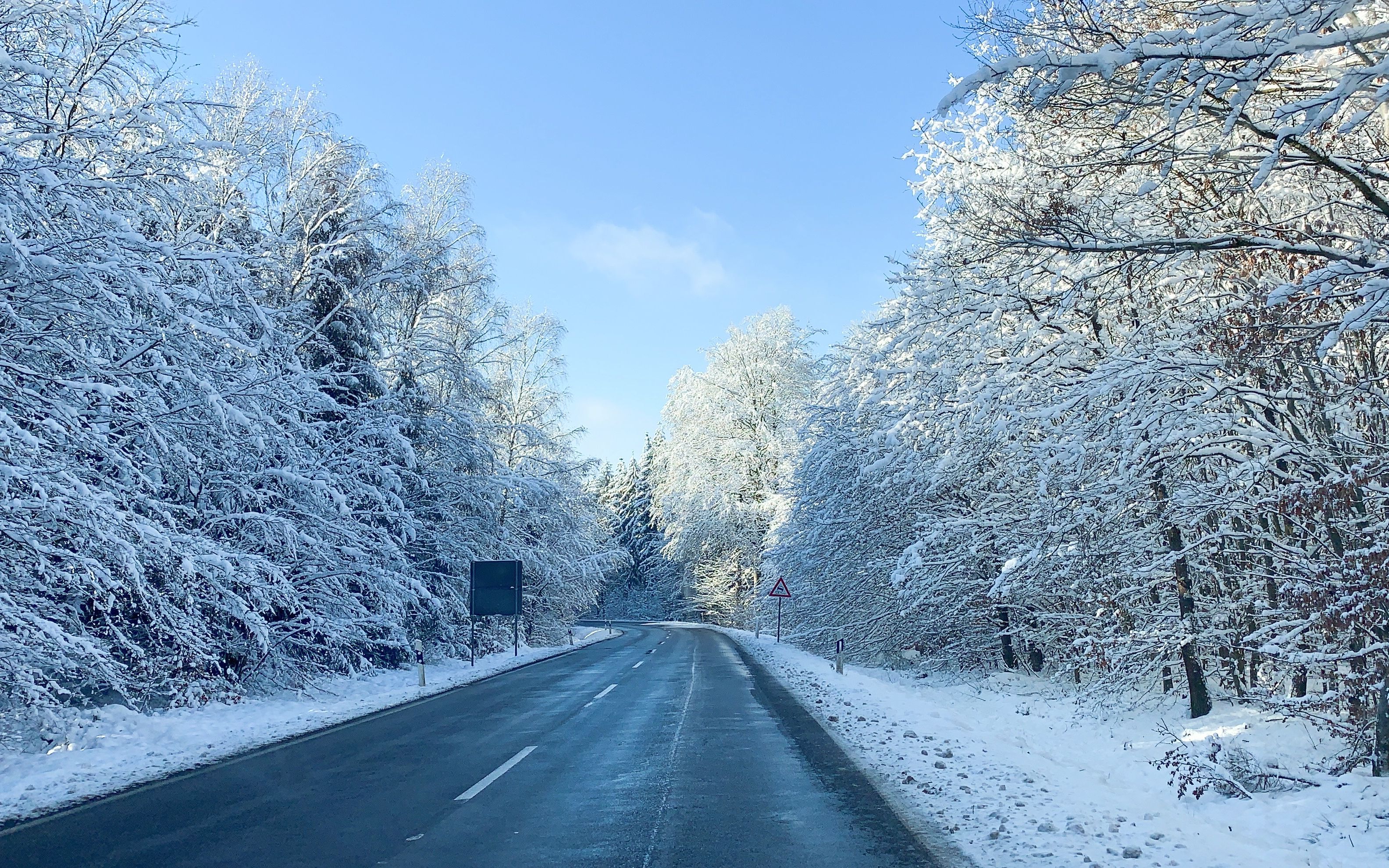 下雪路上的美景图片