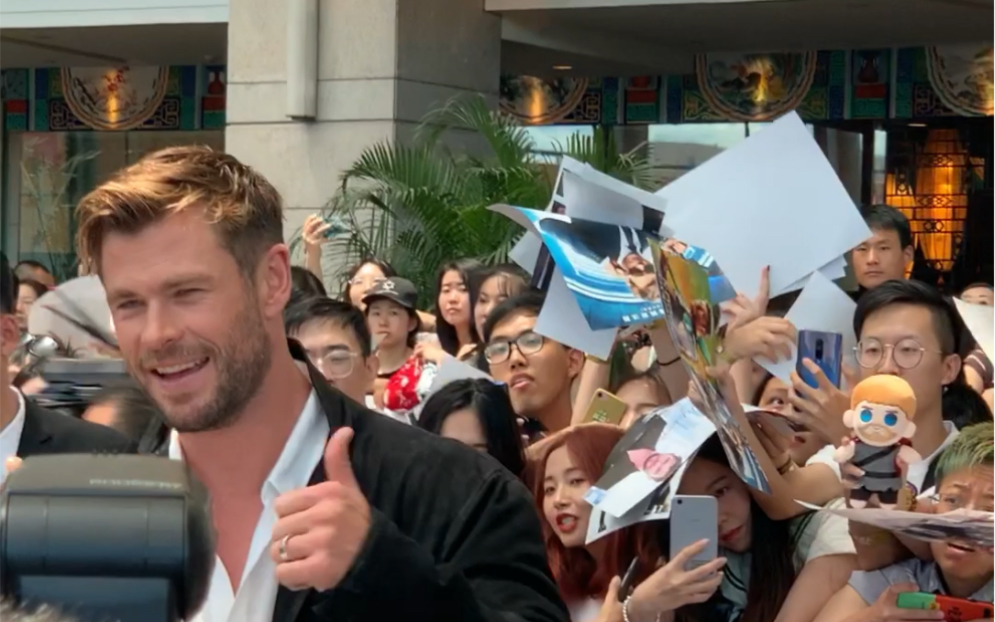 [图]Chris Hemsworth《黑衣人 全球通缉》北京发布会海总比心点赞