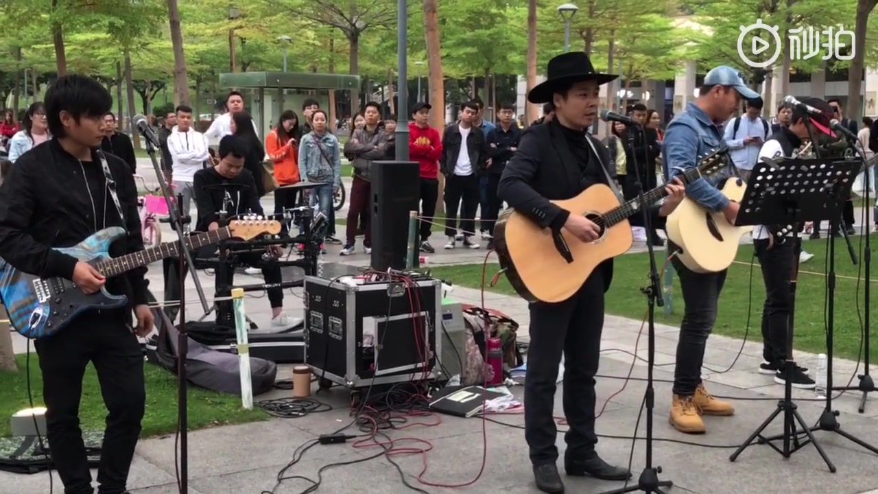 小海南和乐队深圳市民中心街头演唱beyond歌曲情人
