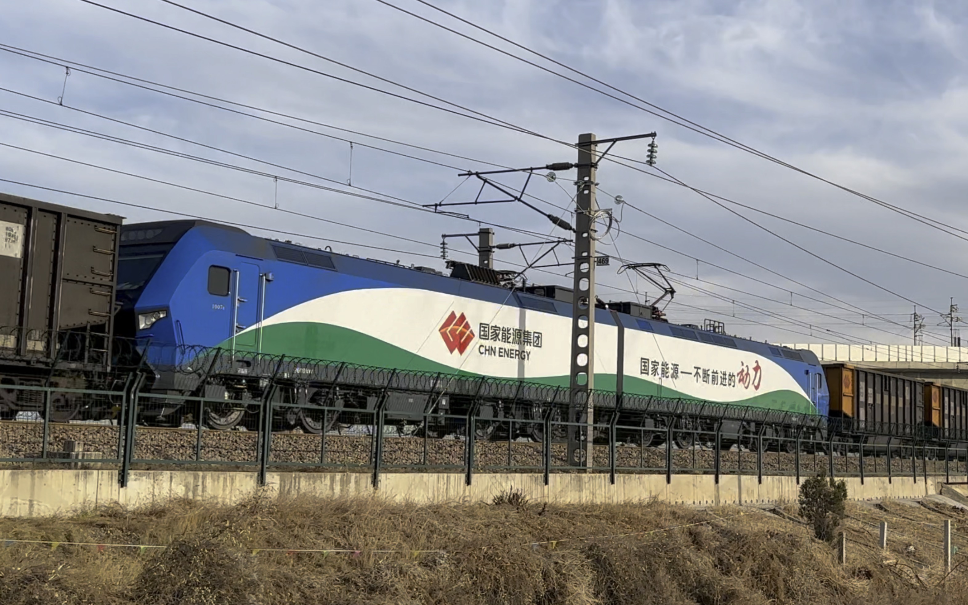 国家能源集团hxd1 7244/国能号1007牵引两万吨组合列车下行通过