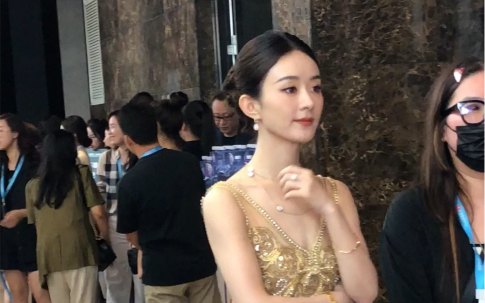 赵丽颖白玉兰红毯候场生视频,很美的颖宝
