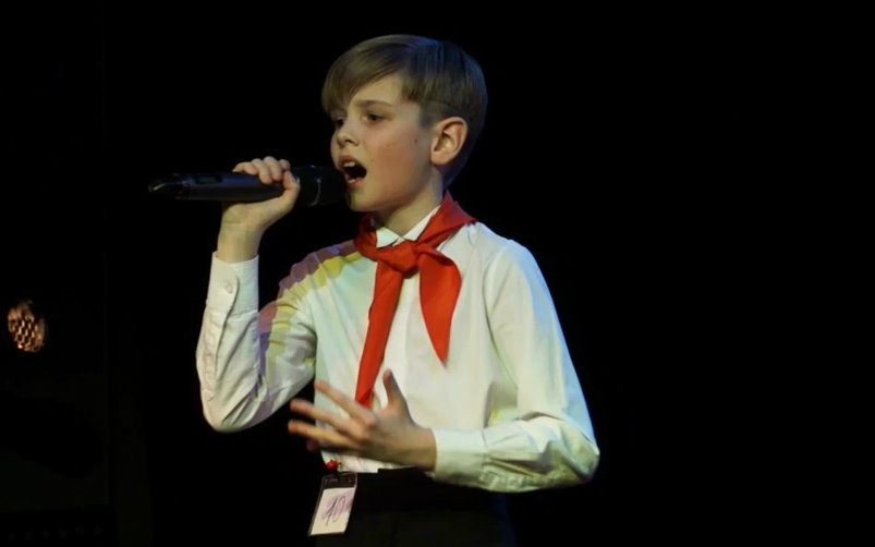 俄罗斯红领巾演唱 "飞荡的秋千"