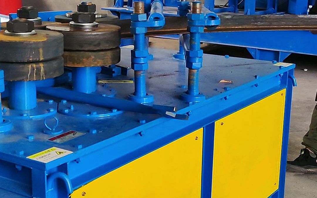 角钢弯曲机能将角钢弯曲到圆形或者弧形,角钢弯曲机不仅能加工角钢还