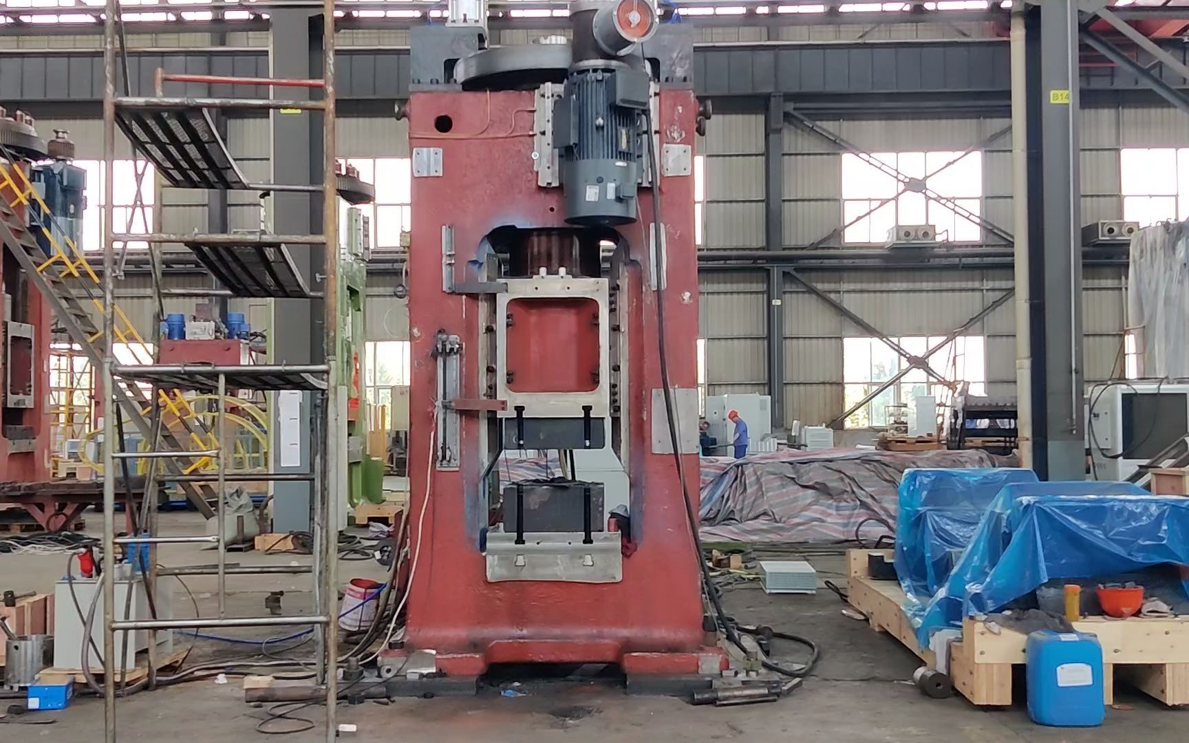 和试车的电动螺旋压力机一起摸鱼