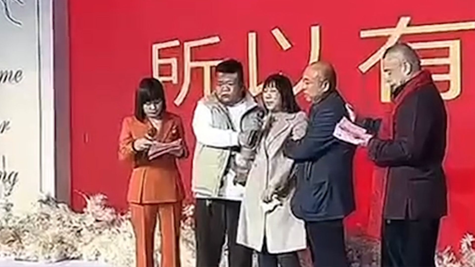 [图]亿万富翁寻子成功答谢宴，母亲忆经过痛哭致歉儿子：十分钟就丢了