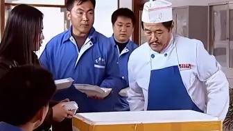 农民工偷摸把老板盒饭给乞丐，哪料老板一招，直接查清
