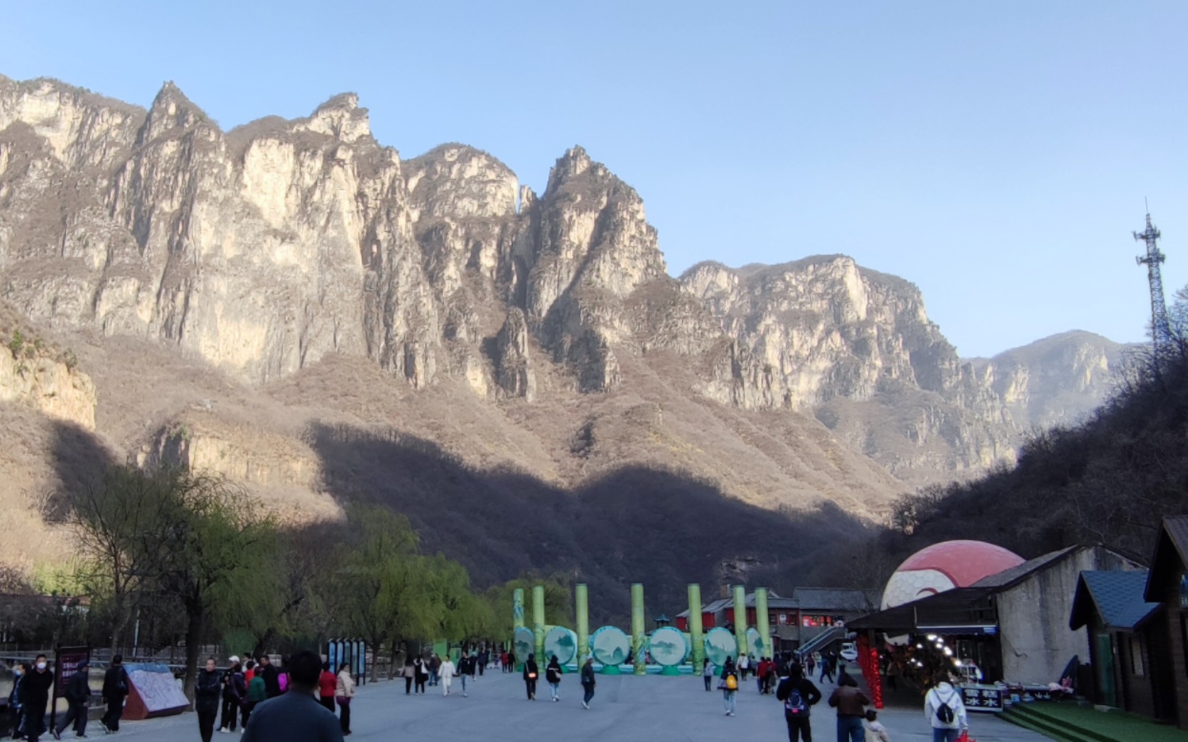 云台山猕猴谷广场,汉服花朝节,中午可以在这里吃饭,有一个两层楼的