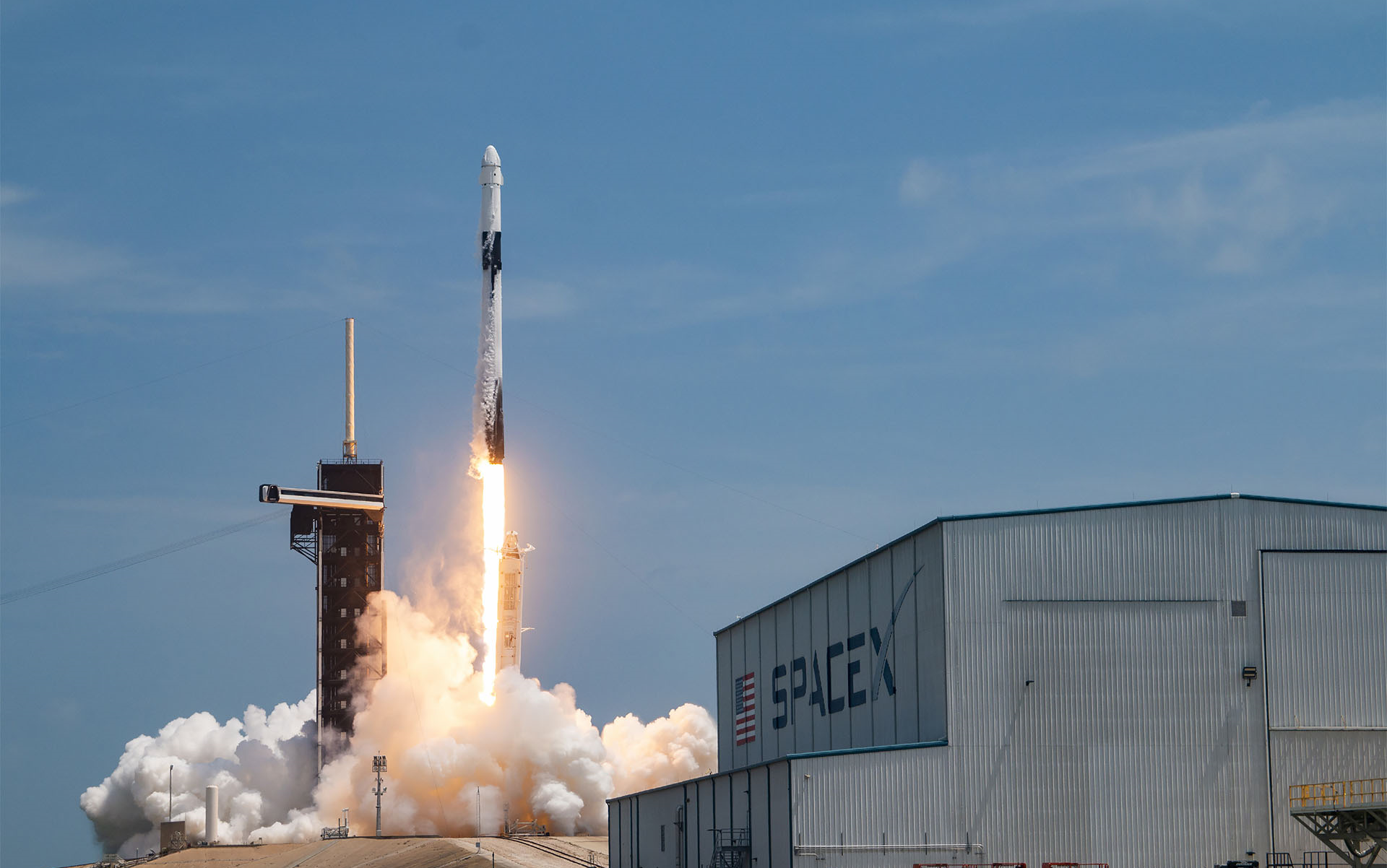 【中文】spacex成功发射crs-28货运龙飞船,为国际空间站执行送货任务