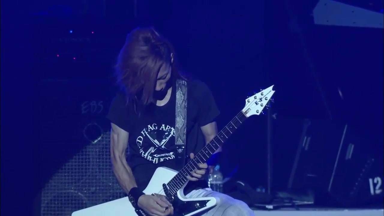 [图]Syu (Galneryus) - 吉他(沉思曲) solo [Reliving the ironhearted flag]Live 2013