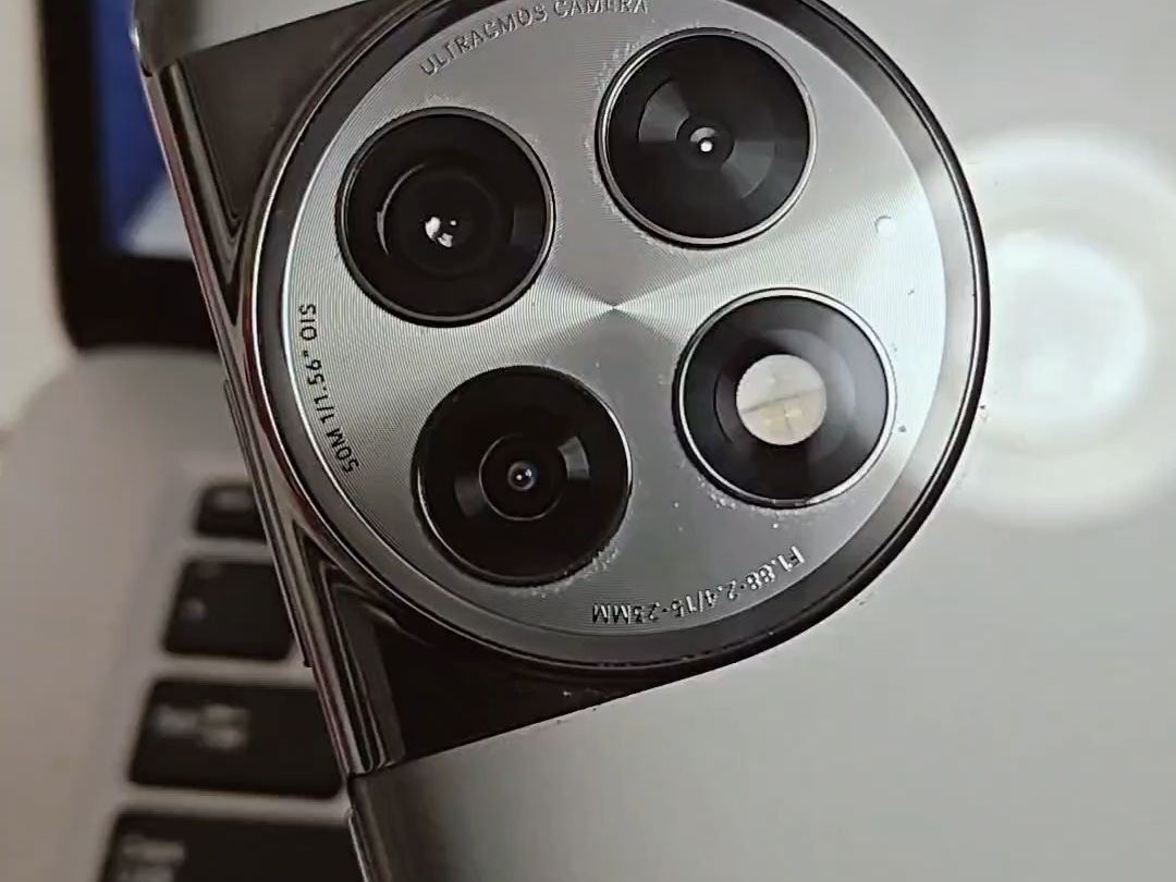 不得不说,一加手机镜头模组的设计辨识度真得很高