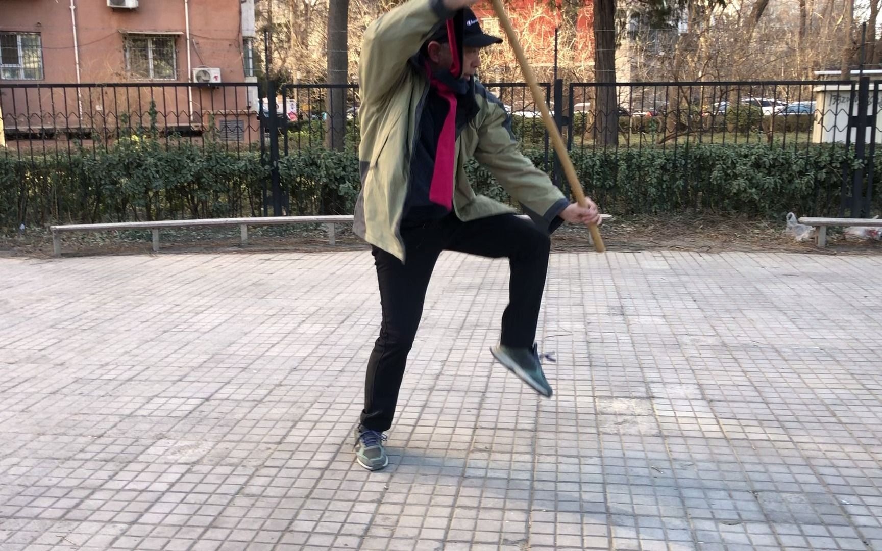 张胜利演练张氏形意鞭杆第三套第5趟部分动作