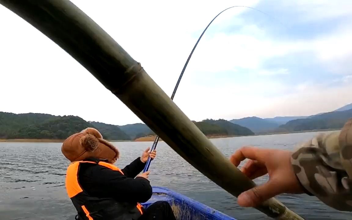 和龍飛一起釣魚,划船這個技能還得會,這不第一次就做了船伕