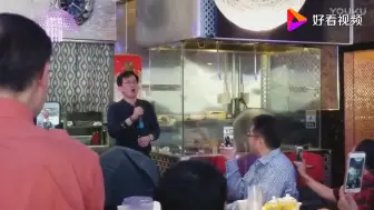 Video herunterladen: 男高音石倚洁：石倚洁在饭店被认出！左手插兜高歌，超震撼