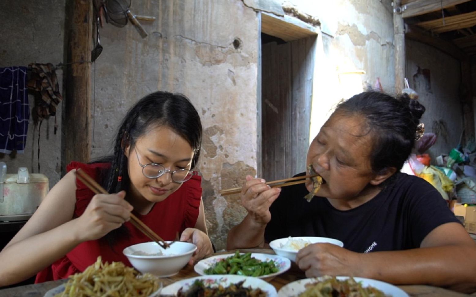 [图]【农村吃货】城里姑娘嫁到农村，中午儿子不在家，看农村婆婆让儿媳妇吃的啥